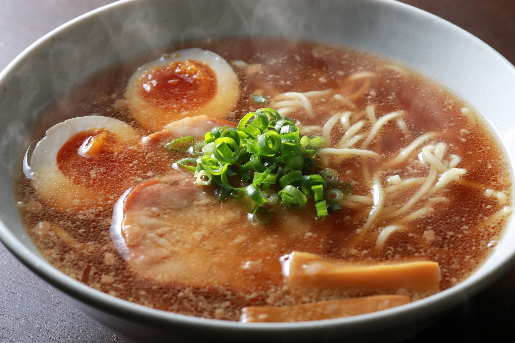 「東京都で人気のラーメン店」ランキングTOP10！　1位は「すごい煮干ラーメン凪 新宿ゴールデン街店本館」【2023年1月版】（1/5） | ねとらぼ調査隊