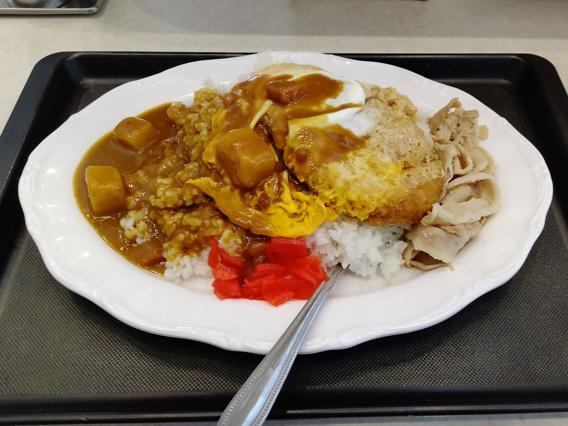 富士そばのカツ丼・カレー・豚丼が一皿で味わえる「よくばりコンボ」を食べてみた！（1/4） | チェーン店 ねとらぼ調査隊