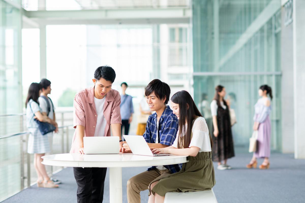大学、委託