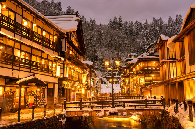 銀山温泉の風景　積雪のある冬の夜　山形県尾花沢市