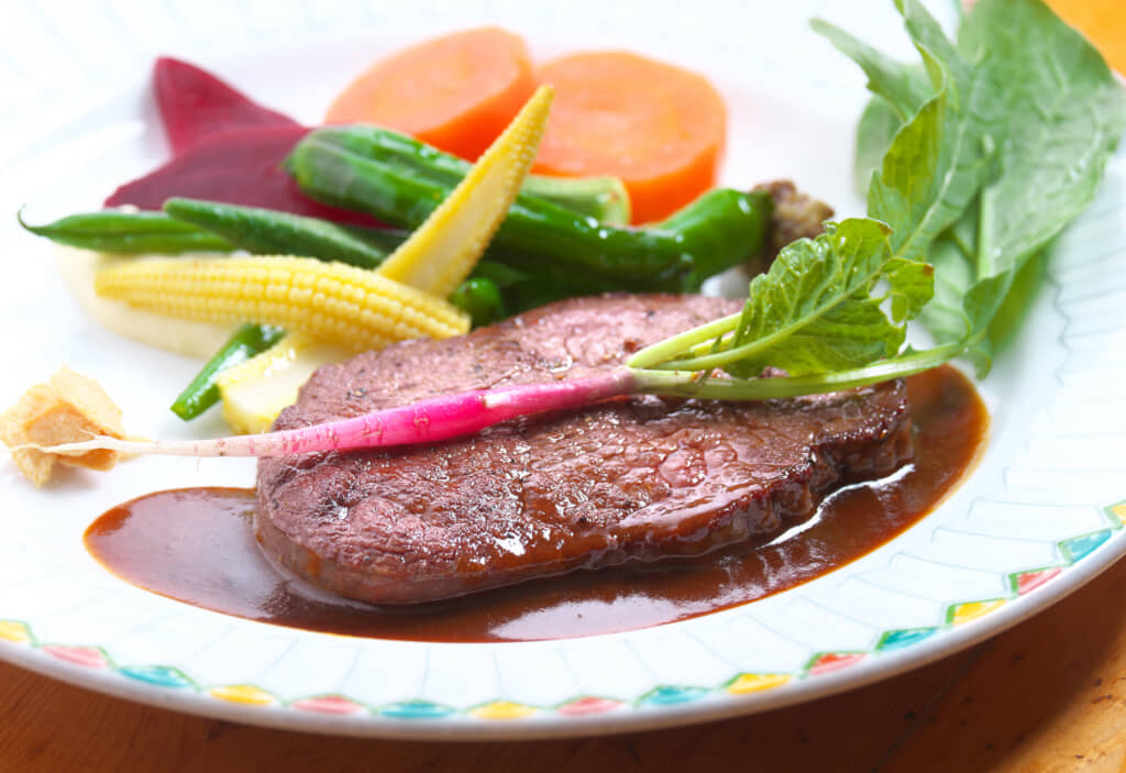 牛ヒレ肉のステーキ　特製デミグラスソース（提供：フランス料理ぎんぎん）
