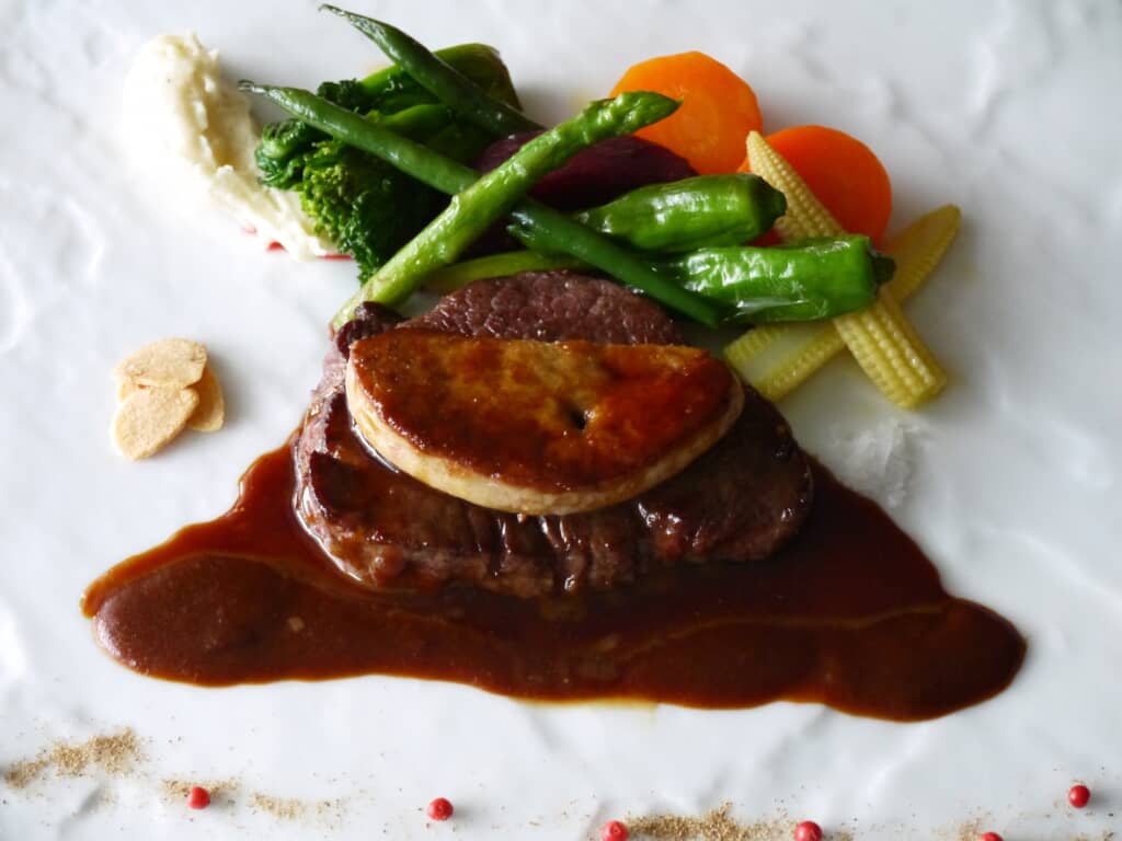 牛ヒレ肉のステーキ フォアグラ添え マデラソース（提供：フランス料理ぎんぎん）