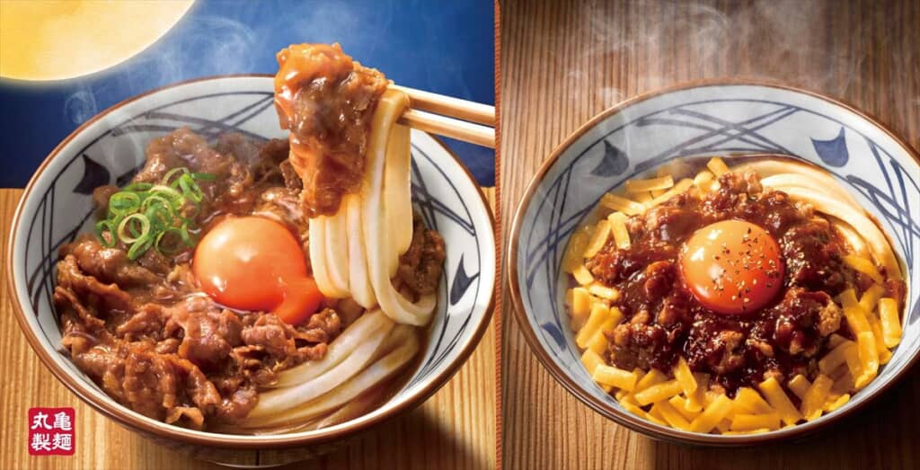 左：「焼きたて牛すき釜玉うどん」　右： 「粗挽き肉チーズ釜玉うどん」 