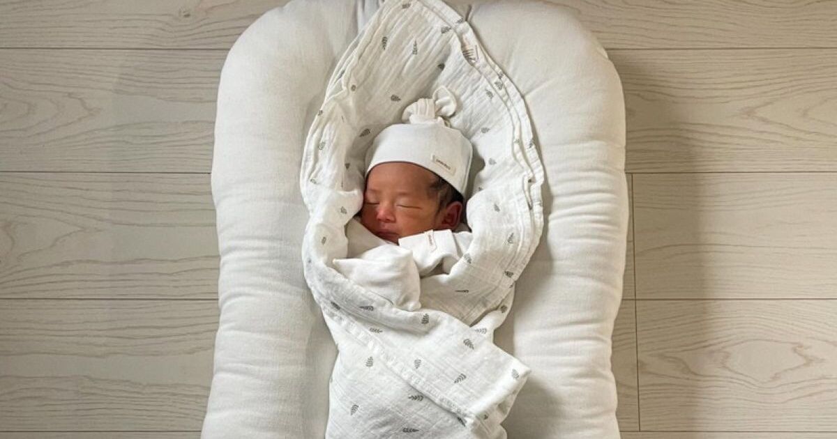 ベッドで眠る赤ちゃん→6カ月後……　同じ格好で撮影した“現在の姿”に驚き「可愛いww」「パツンパツンな天使」 | 育児 ねとらぼ