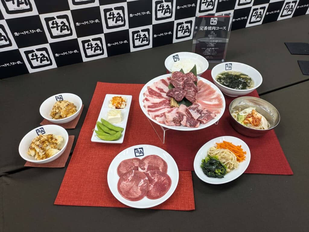 定番焼肉コース（1人あたり2497円）※写真は2人前