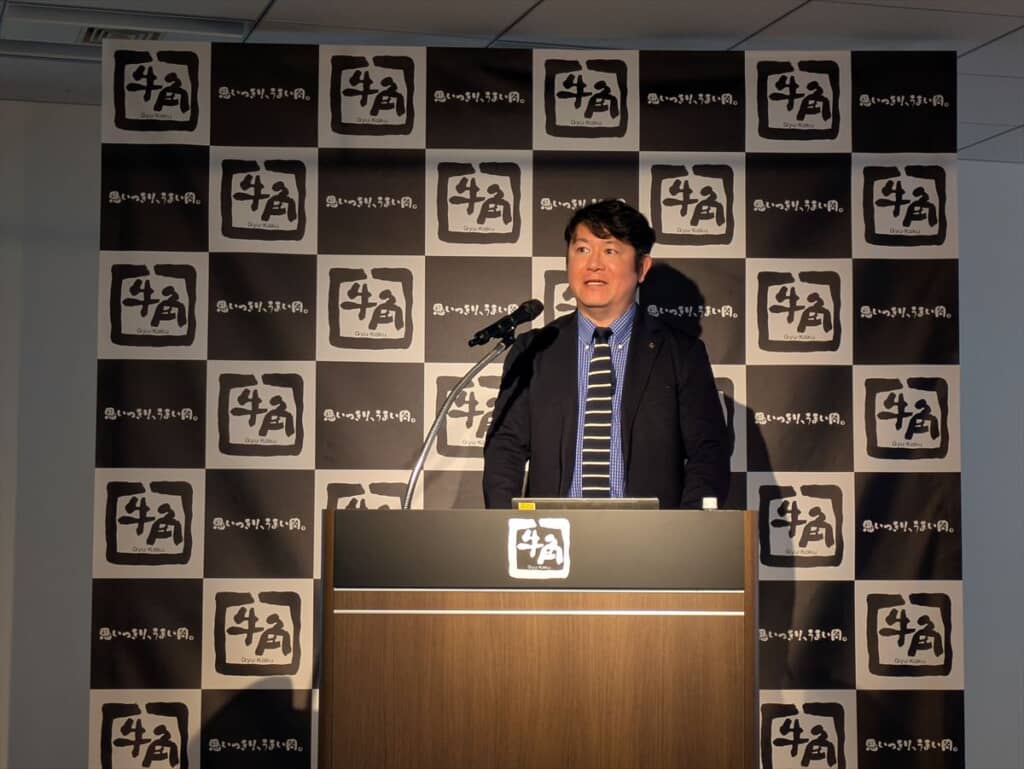 牛角のマーケティング部門 部長・戸田 祐介氏が登壇し、新セットメニューの内容や価格設計などをプレゼン