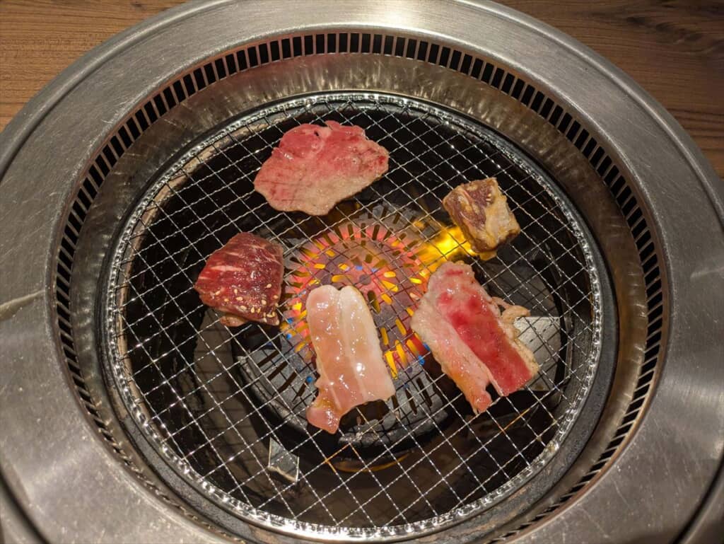 ジューっというおいしいサウンドを想像しながら、この写真をじっと見てください……。喉がゴクリと鳴ったら牛角へGO！