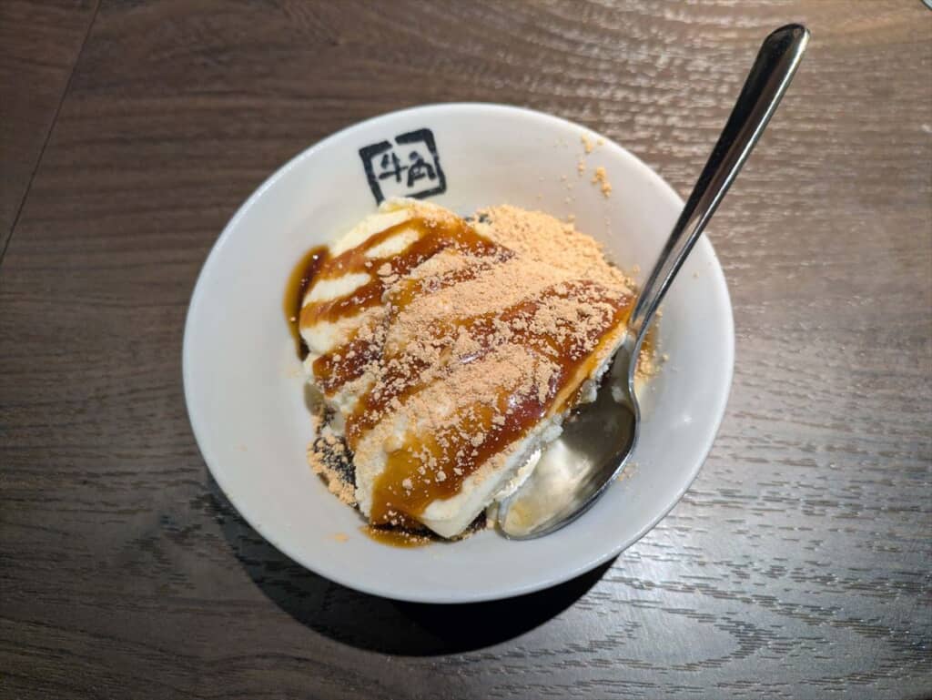 デザートの牛角アイス バニラ。バニラアイス・きなこ・あんみつの組み合わせが絶妙で、焼肉の〆にピッタリ