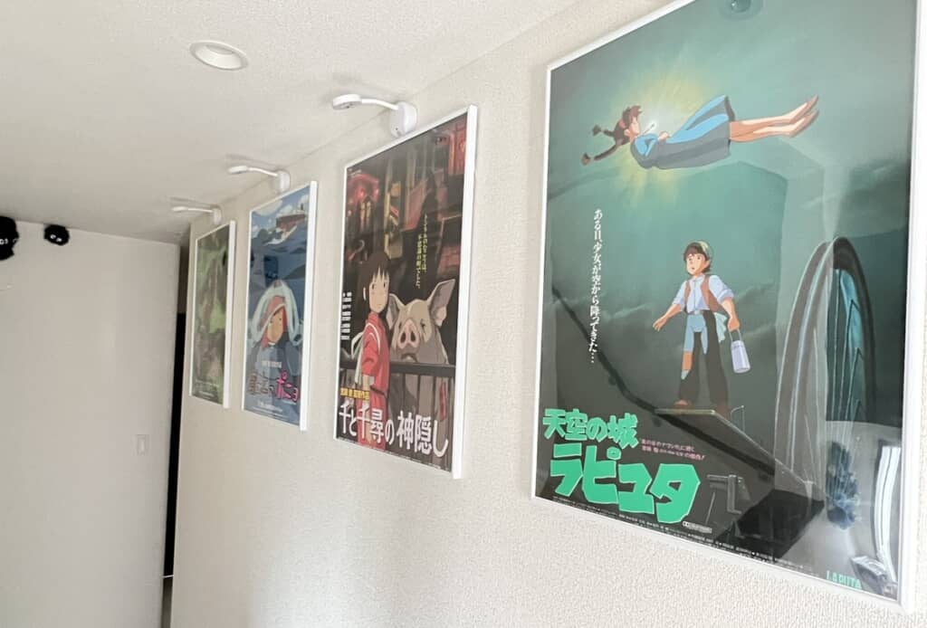 廊下に飾ったジブリ映画のポスター→夜になると……？