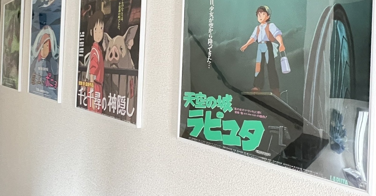 廊下に飾ったジブリのポスター→暗くなるのを待つと……「うおおお」「これが民家…だと」　映画館のような光景が610万表示（1/2） | 住まい ねとらぼ