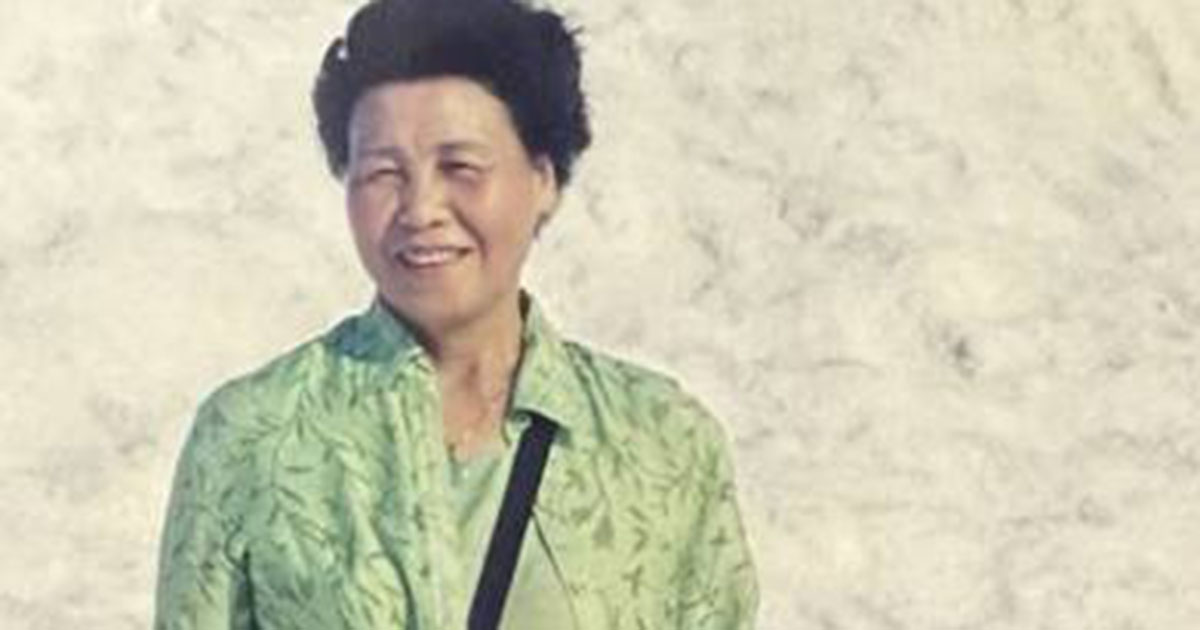 幼い孫とおばあちゃん→22年後……　同じポーズで撮った“現在の姿”に「ばあちゃんは変わらないやん」「涙腺にくる」【海外】（1/2） | 育児 ねとらぼ