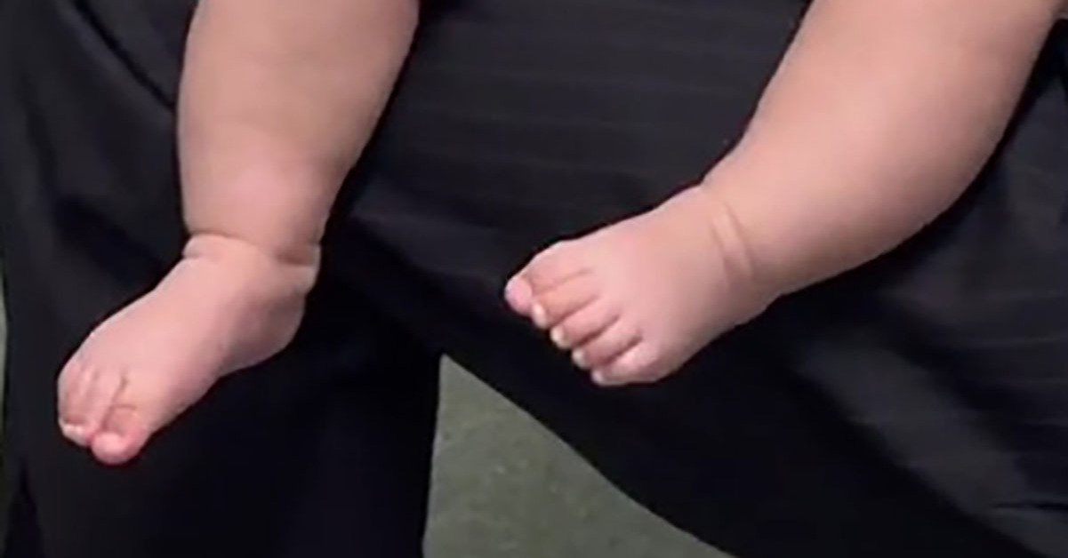 3カ月赤ちゃん、初の“証明写真”を撮影したら……　「おぉ！」まさかの仕上がりにママ感激「たまらない」「お父さん似だね」（1/2） | 育児 ねとらぼ