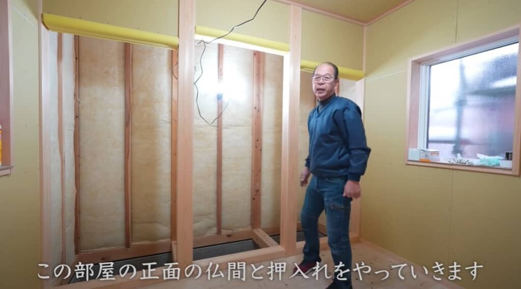 部屋の正面に仏壇と押し入れを作ります