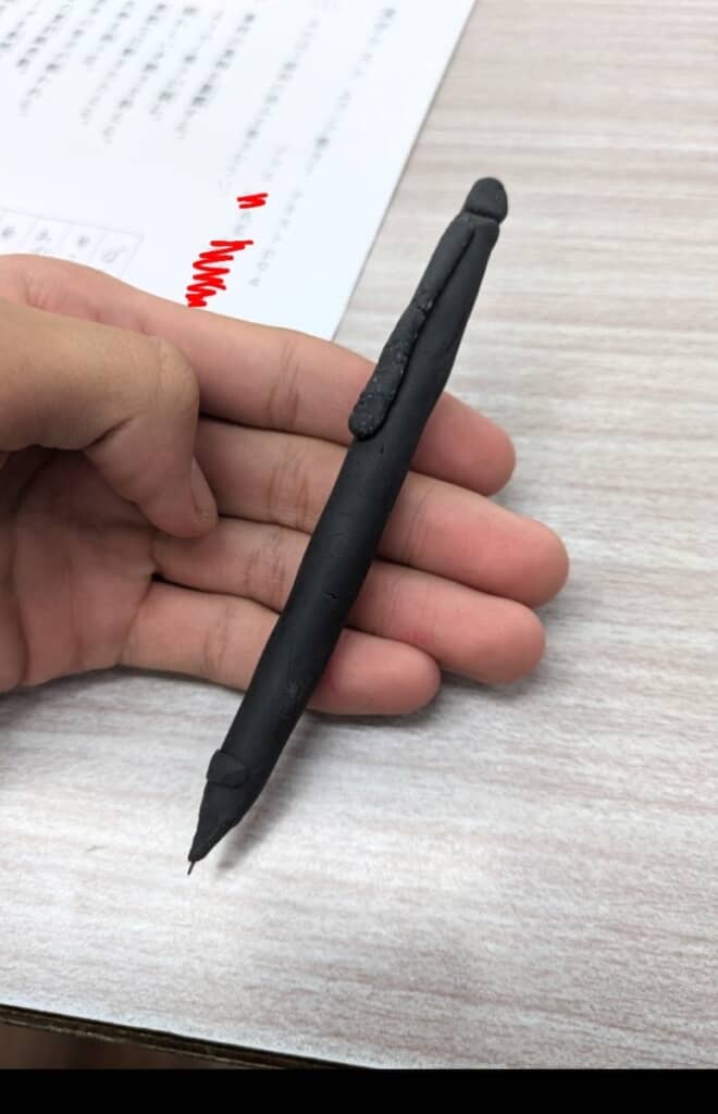 授業中に練り上げた逸品。机には漢字テスト
