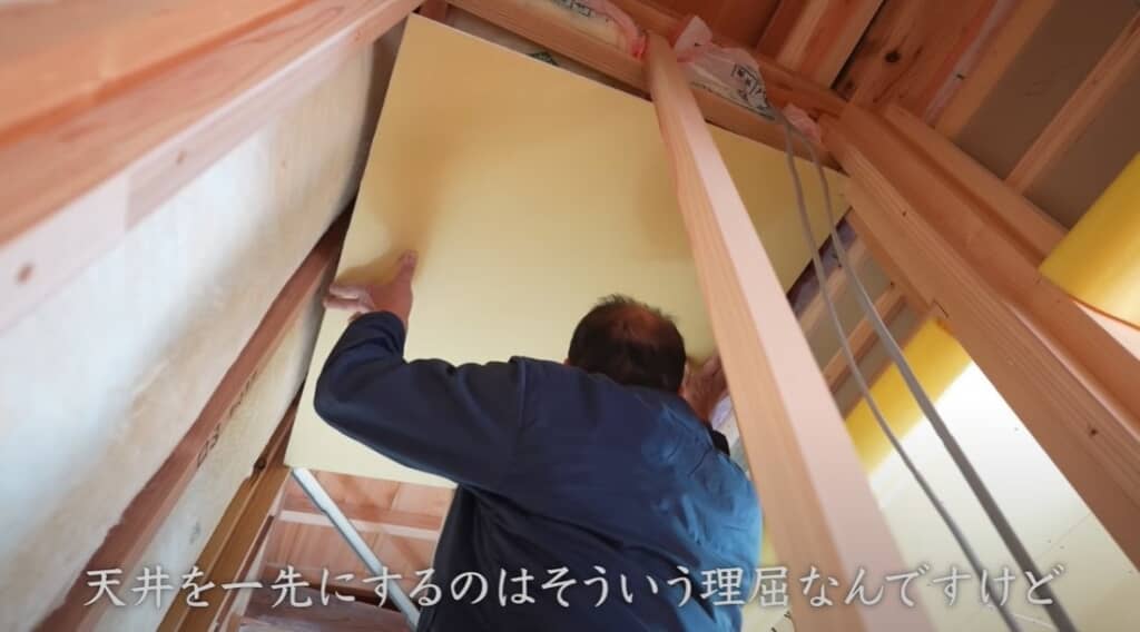 天井を張ります