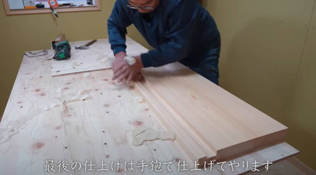 最後は手鉋で仕上げます