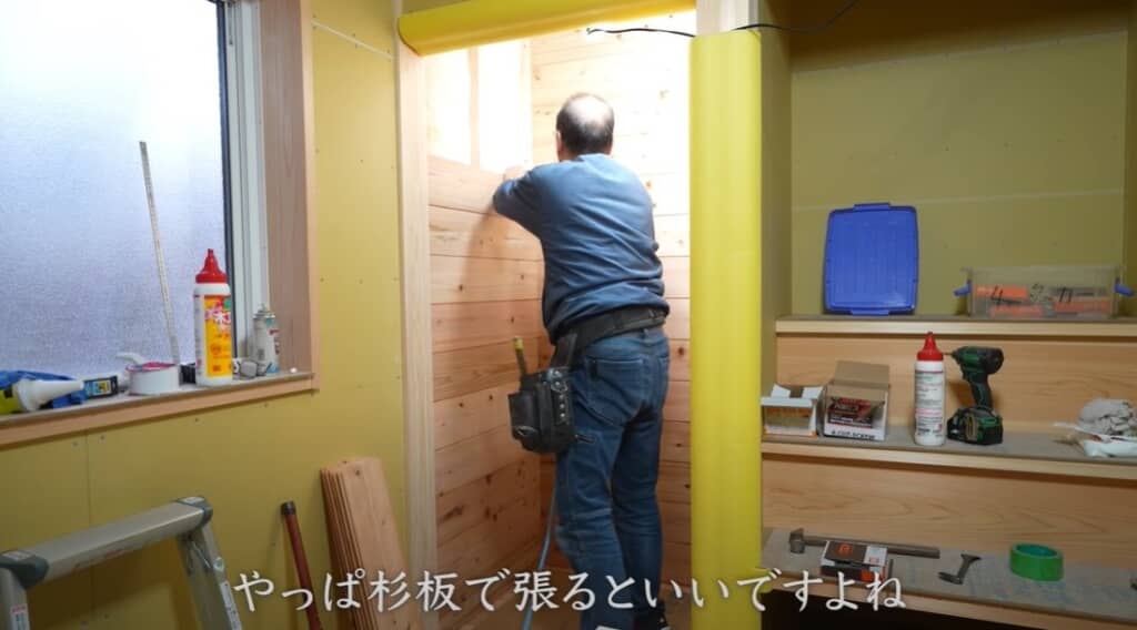 押し入れの内側に杉板を張ります
