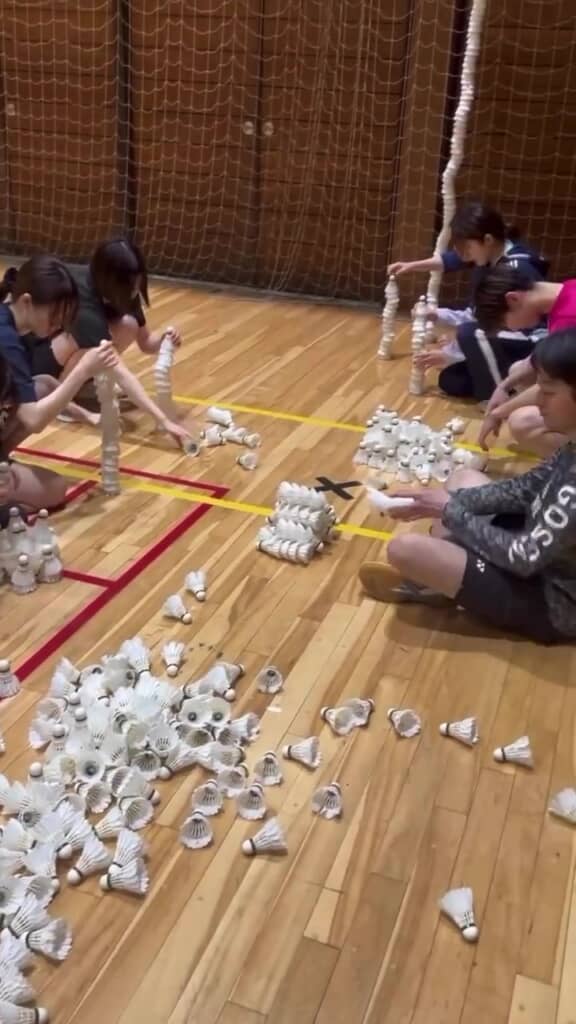 ひときわ高く積み上げたシャトルを発見！