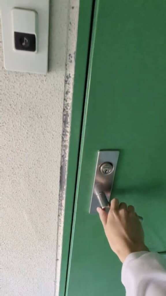 団地のドアを開けると……