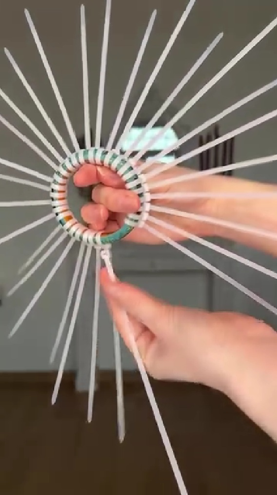 輪っかに結束バンドを大量に付ける