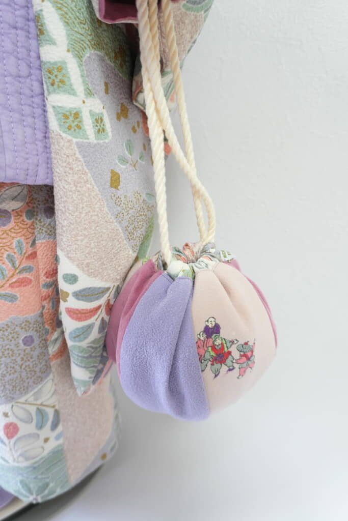 おそろいの巾着はどちらの色でも調和