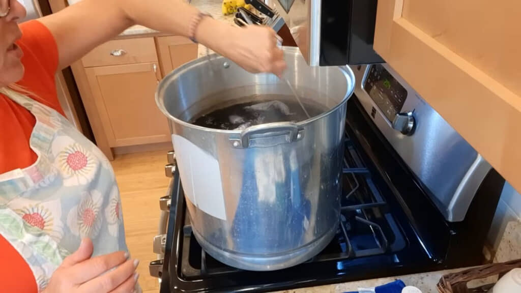 ワンピースを染色するところ