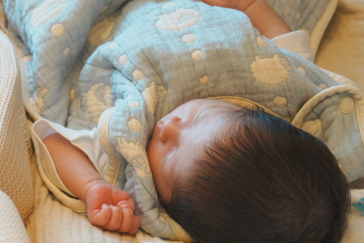 飼い主に「赤ちゃんのベッドに乗ってはいけないよ」と注意された愛犬、どうしても一緒に寝たくて……　健気な姿が「ちゃんとお兄ちゃん」（1/2） | 犬 ねとらぼ