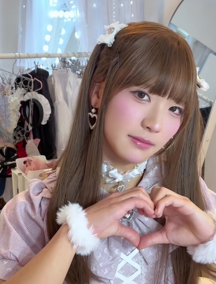 女装メイクする男性（女装後・ポーズ2）