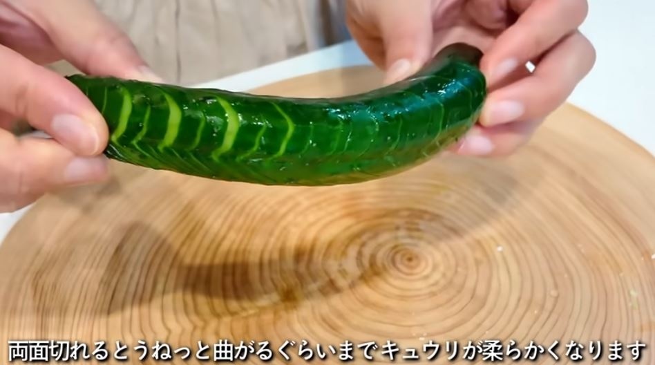 きゅうりを蛇腹切り