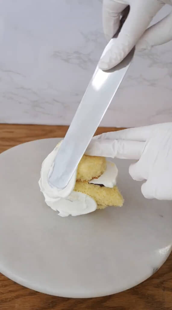 スポンジケーキをクリームで覆って……