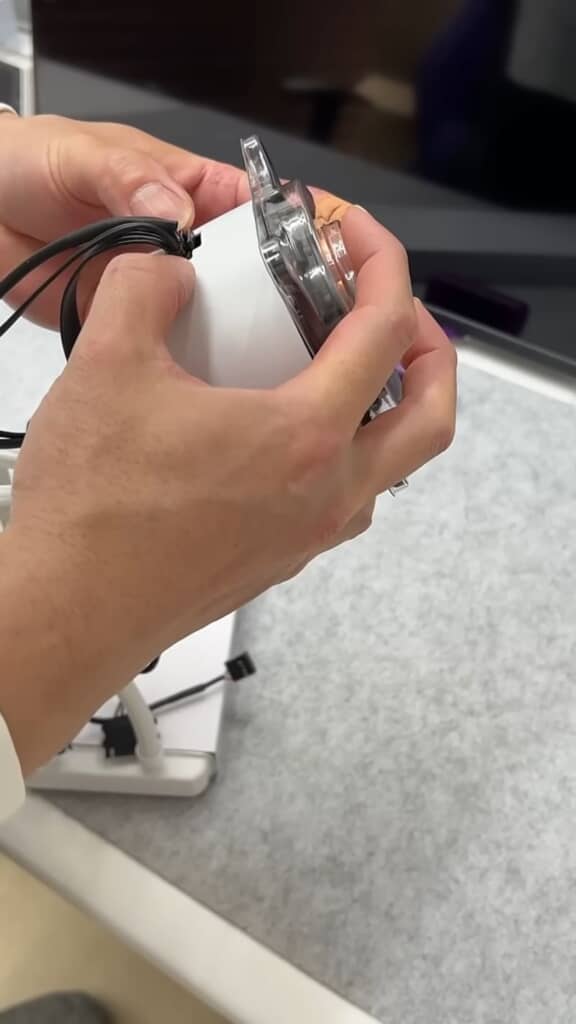 ケーブル差し込み口が飛び出ていたジャンク品の簡易水冷CPUクーラー