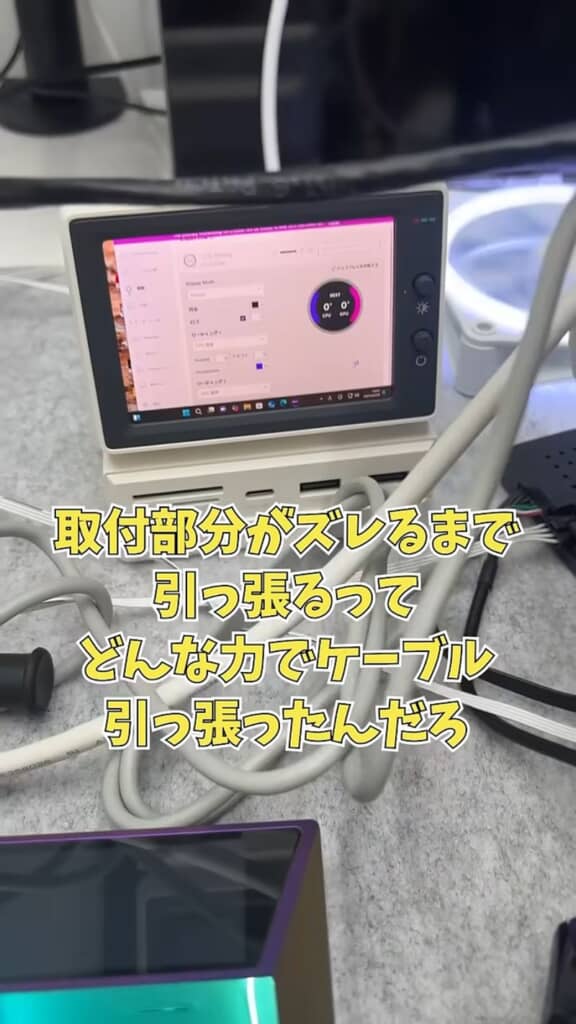 どれほど強い力でケーブルを引っ張ったのか不思議がる投稿者