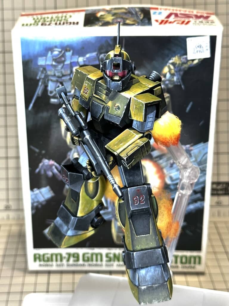 箱絵そっくりに塗装されたジムスナイパーカスタムのガンプラ