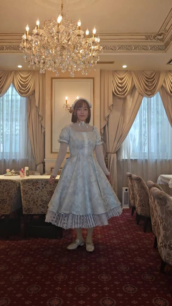 シャンデリアのあるカフェ