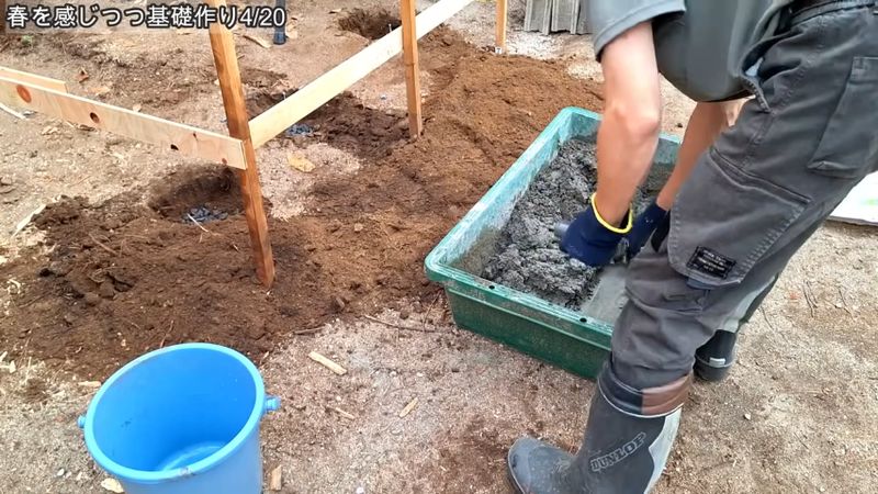 中腰でコンクリートを練る