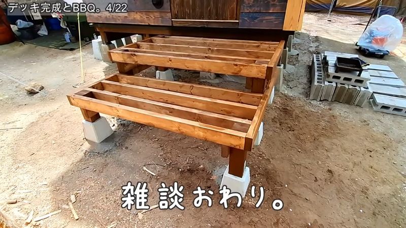 束柱と厚めの板材で構築したウッドデッキの骨組み