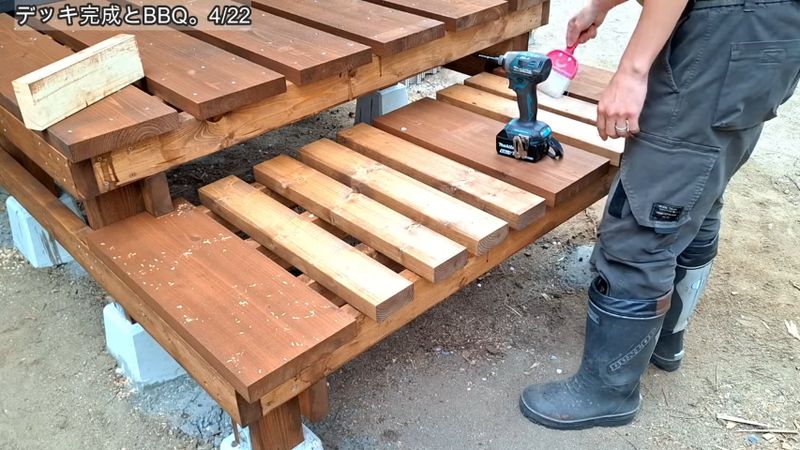 床板を固定したウッドデッキ