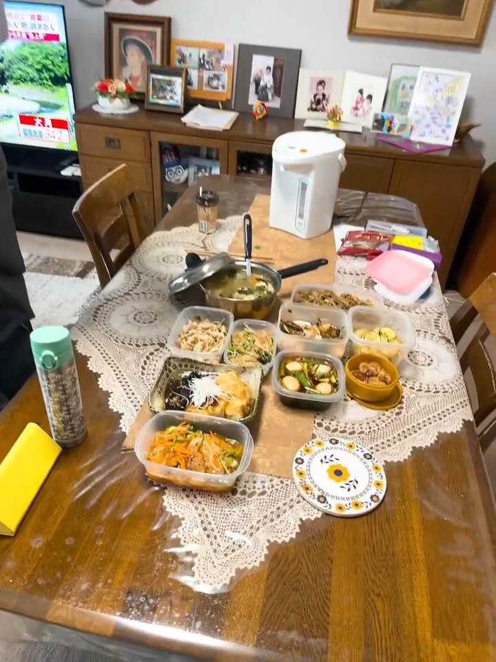 訳あって不自由している両親のために、作り置きしたたくさんのおそうざい。これだけでも和みますが、話にはまだまだ続きが