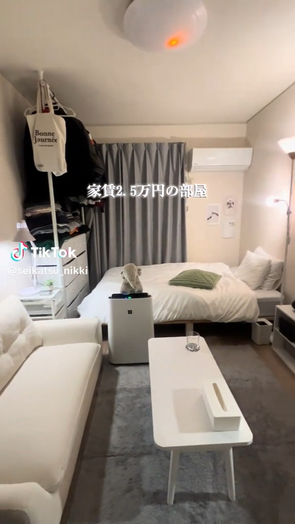 ベッドは余裕のあるセミダブル