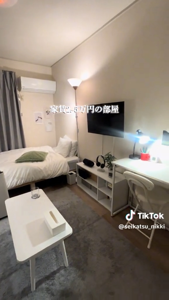 勉強用のデスクとチェアも白