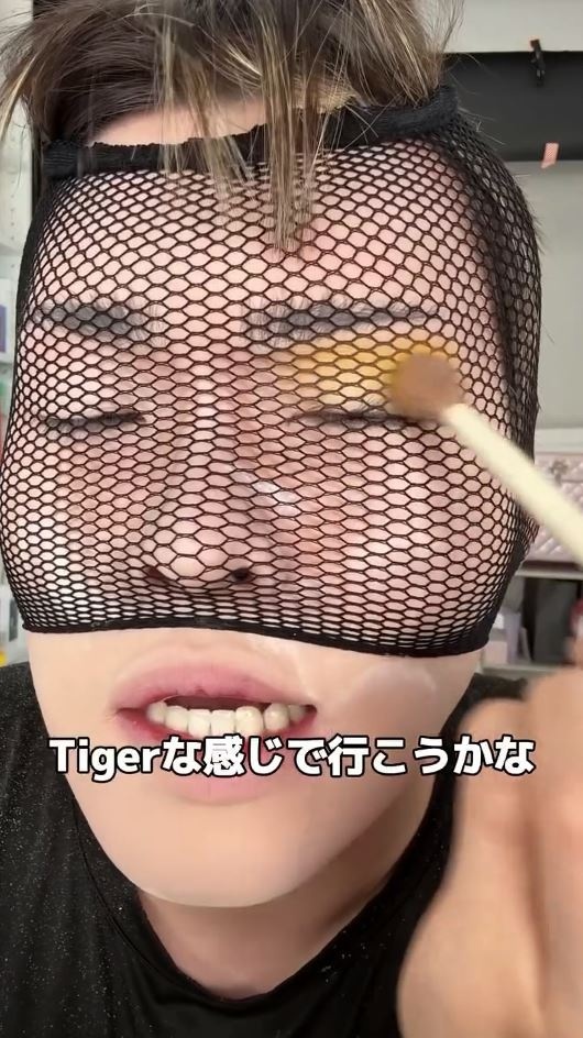 その上からアイシャドウを乗せる