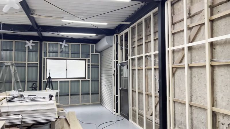 石こうボードを張る前の古民家のガレージ