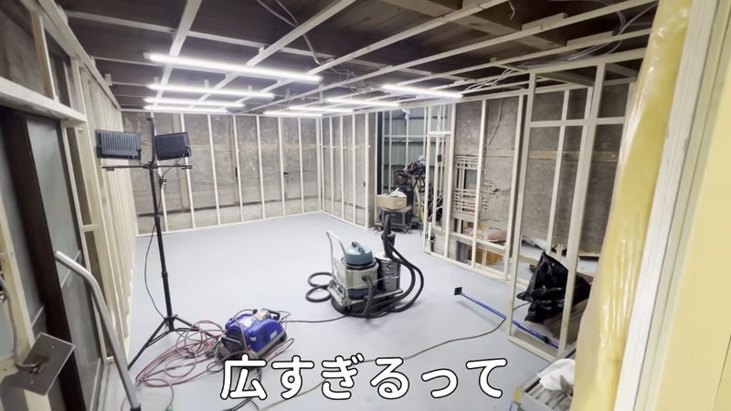 石こうボードを張る場所が大量に残っている広いガレージ