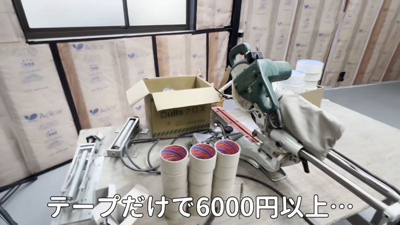 テープの芯の山を前に材料費を伝える投稿者