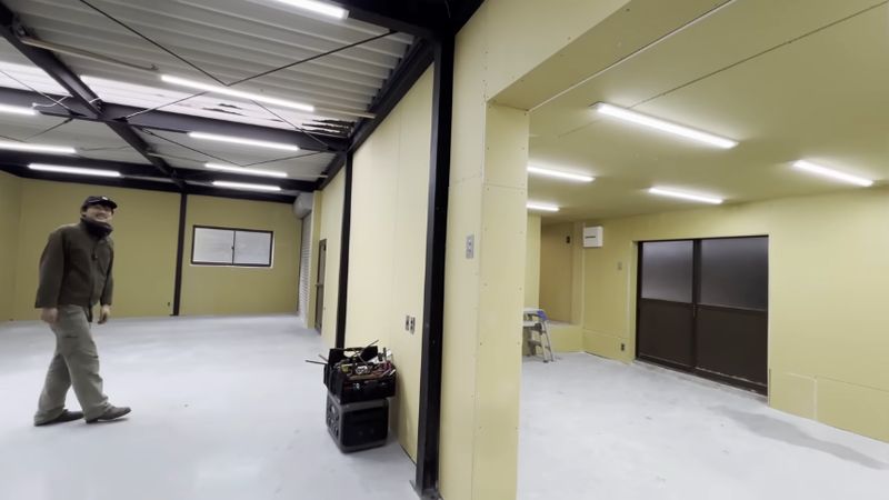 一気に部屋らしくなった古民家のガレージ