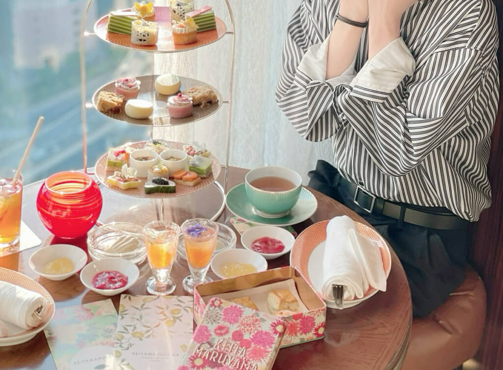 顔にまさかの加工が……