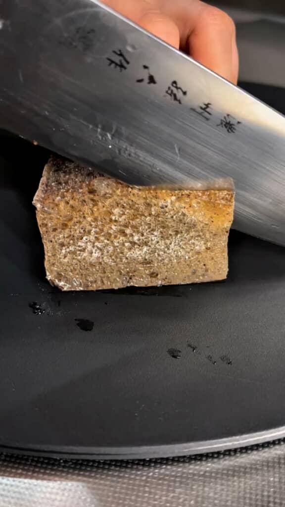 半解凍のこんにゃくを切る