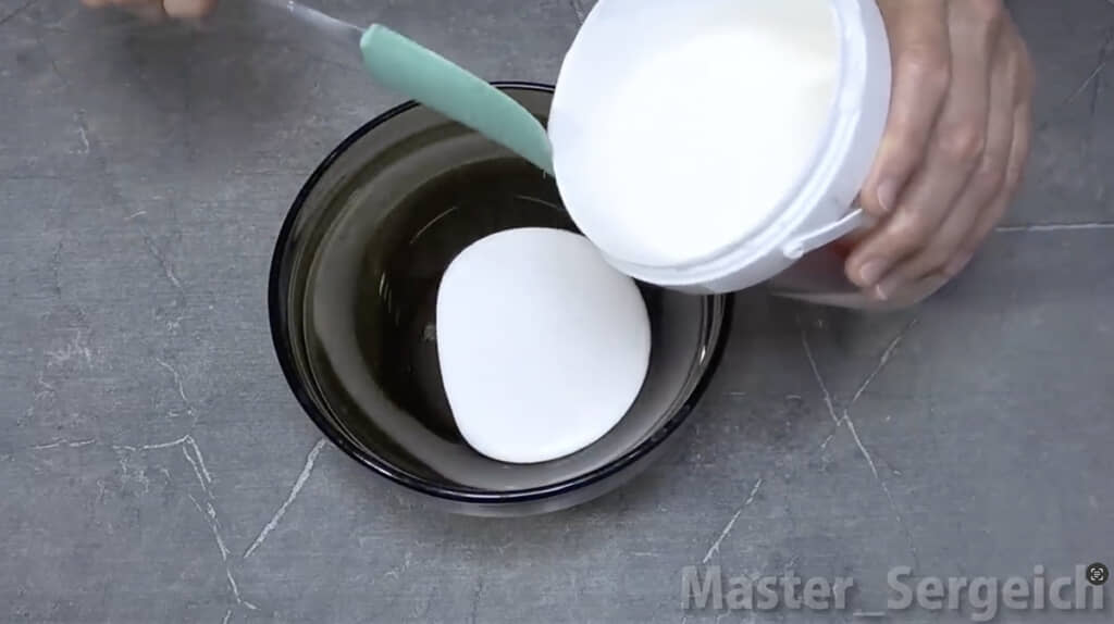 接着剤を水で薄めます