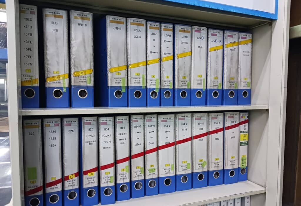 順番や置くべき棚がすぐ分かるように黄色や赤の斜めラインをファイルの背表紙に追加