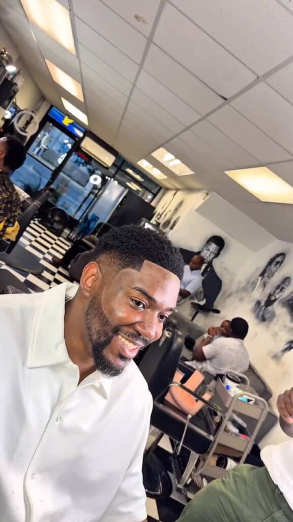 髪とヒゲの生え際がシャープに刈り込まれると